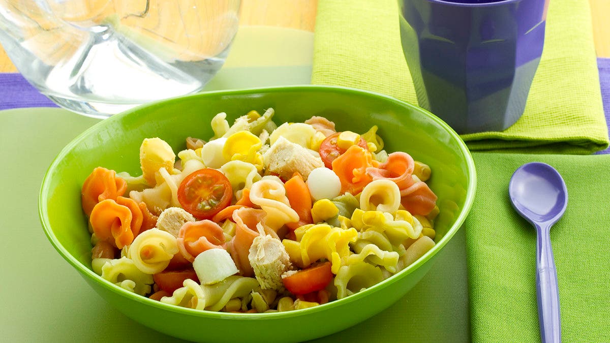 Ensalada de pasta para niños con bonito, tomate y maíz.