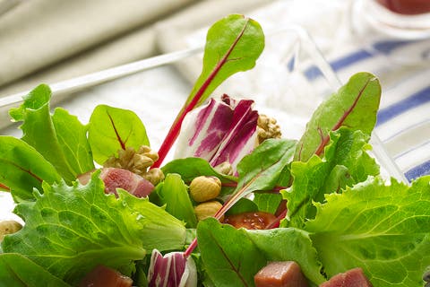 Ensalada de brotes, frutos secos y jamón