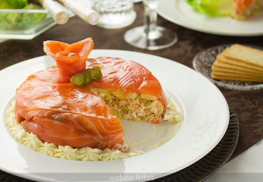 Corte de la tarta de merluza y salmón