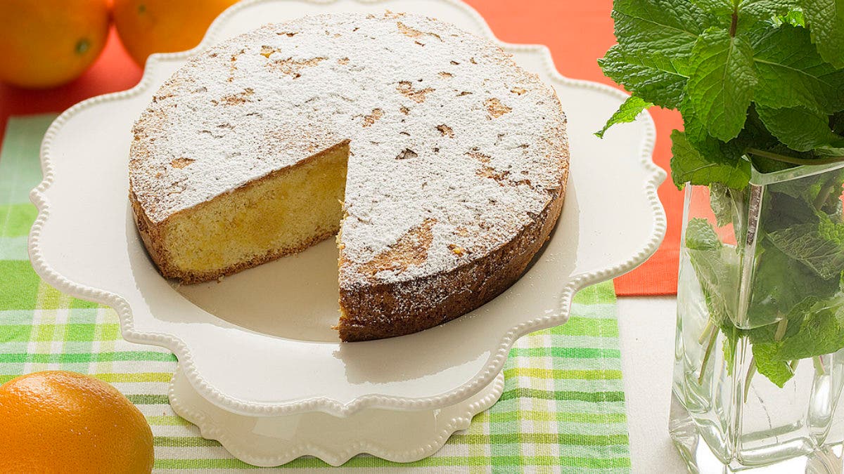 Bizcocho francés de naranja con almendras y almíbar