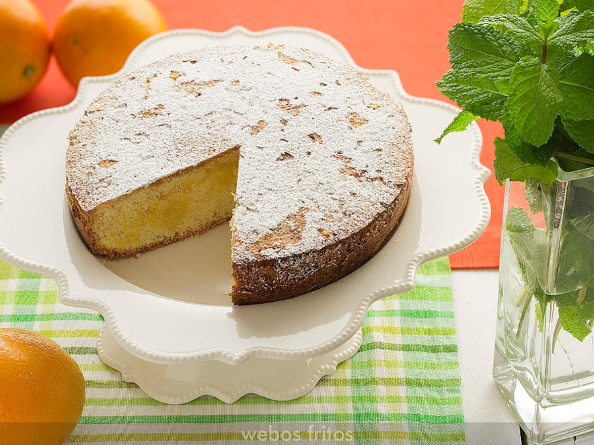 Bizcocho francés de naranja con almendras y almíbar