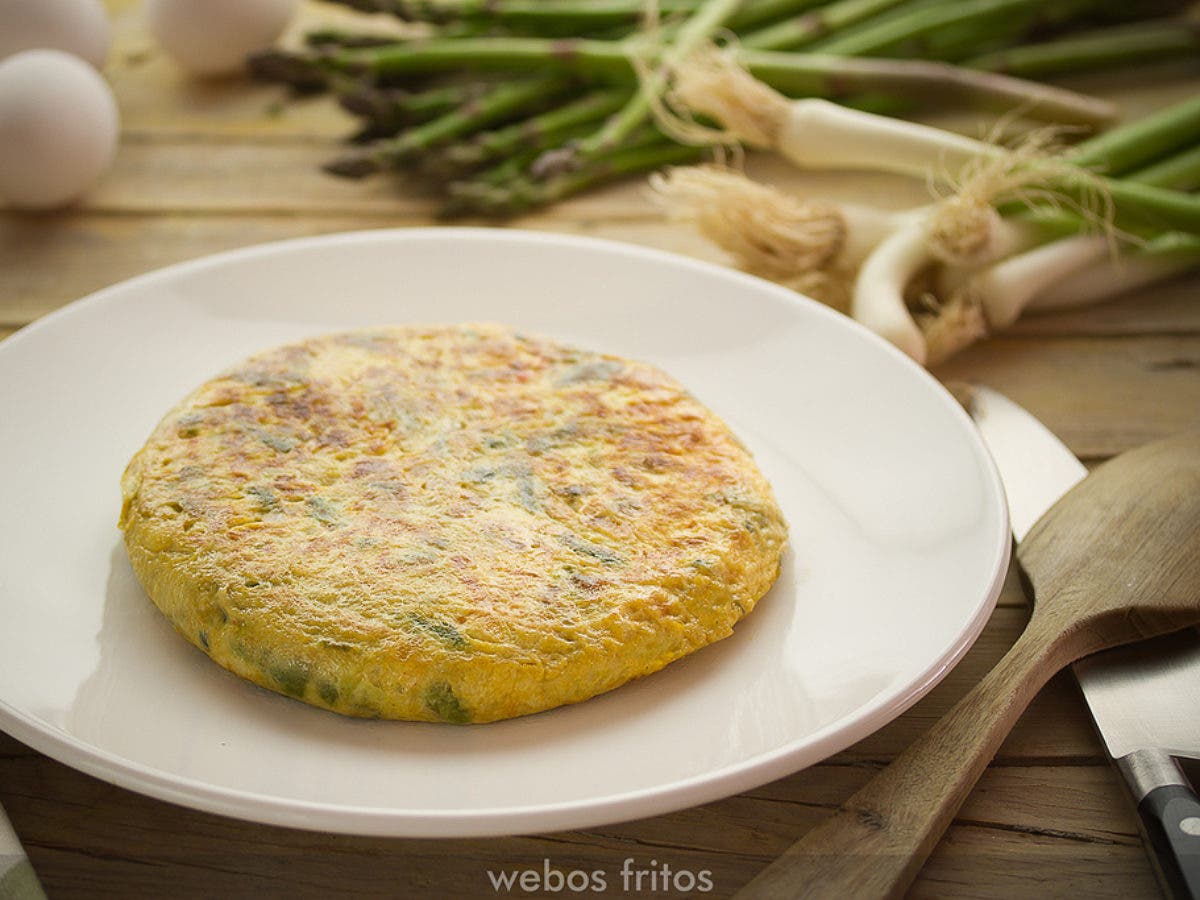 Tortilla de espárragos y ajetes