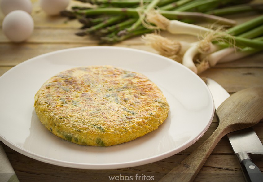 Tortilla de espárragos y ajetes
