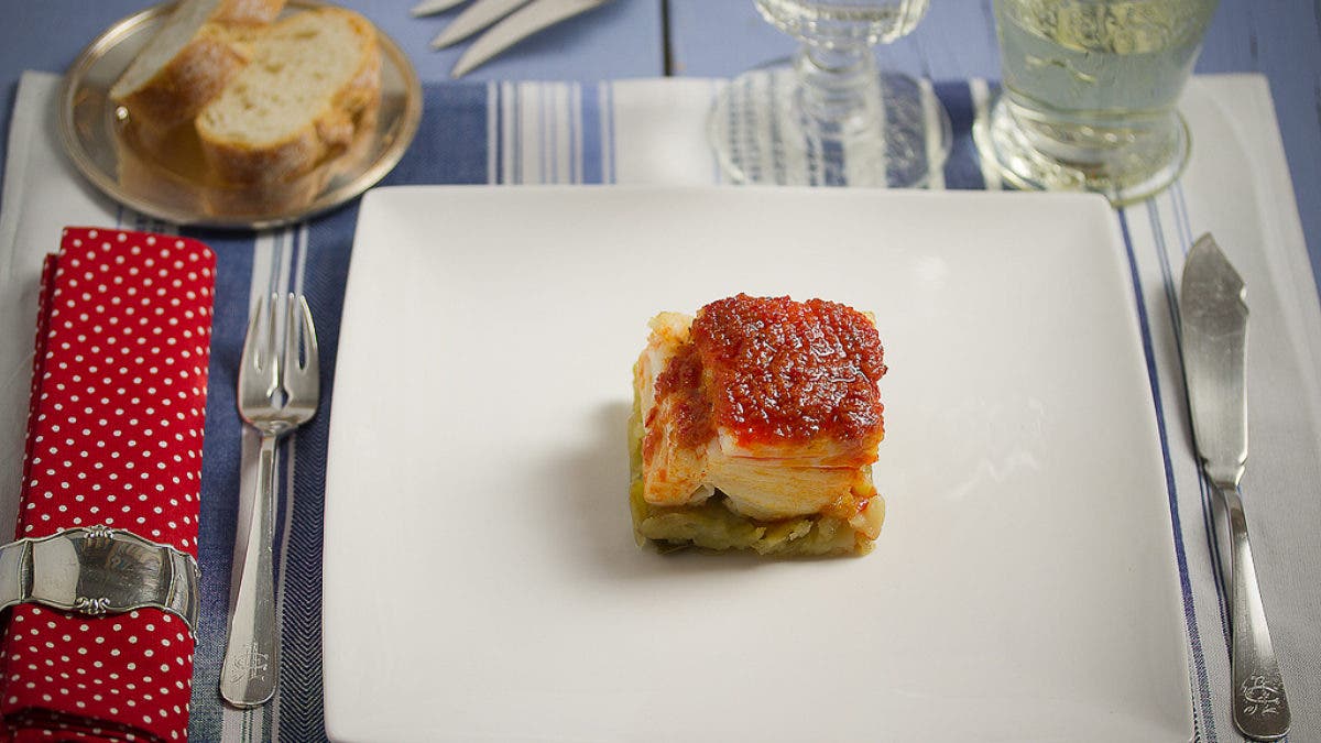 Bacalao con salsa de tomates y pimientos secos