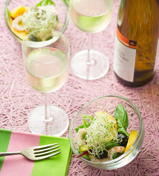 Ensalada de brotes y gambas