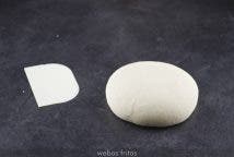 Forma una bola, remetiendo el borde hacia abajo