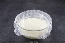 Tapa con un gorro de ducha de hotel por encima, para protegerla de los olores y mete en el frigorífico durante toda la noche