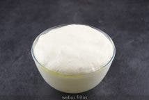 En cuanto te levantes saca el cuenco del frigorífico. Quítale el gorro de ducha y el plástico.