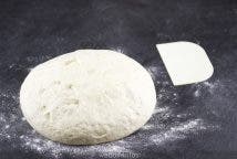 Vuélcala sobre la harina que has puesto en la encimera