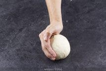 Bolea poniendo tu mano como una cuchara y empujando la masa por la encimera haciéndola rodar. Si se te pega a la mano, puedes ayudarte de la rasqueta.