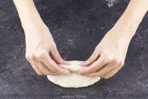 Cógela de nuevo y ponla sobre la encimera en un sitio sin harina. Dobla un tercio de la masa hacia el centro y sella con los dedos.