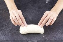 Dobla el tercio opuesto y sella de nuevo, presionando un poco con los dedos