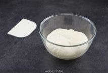 Mete esta bola en un cuenco aceitado con la parte lisa hacia abajo y los bordes al aire