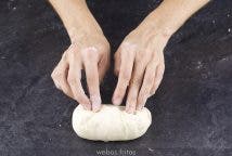 Dobla el rollo por la mitad a lo largo y sella los dos extremos largos juntos