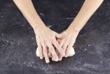 Coloca las manos en forma de uve doble sobre la masa