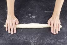 Hazla rodar hacia delante y hacia detrás a la vez que vas separando las manos