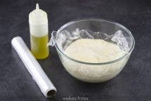 Tápala con un plástico transparente untado en aceite y tocando la masa, durante 45 minutos, en ambiente cálido y lejos de corrientes de aire