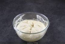 Vuelve a tapar con plástico transparente aceitado y deja reposar durante otros 45 minutos