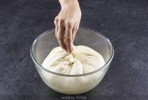 Vuelve a llevar el borde de las masa hacia el centro, sellando