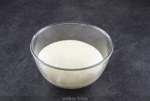 Dale la vuelta con cuidado a la masa de manera que el cierre quede hacia abajo y la parte bonita y lisa de la bola nos quede a la vista