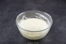 Vuelve a poner el plástico aceitado pegando a la masa