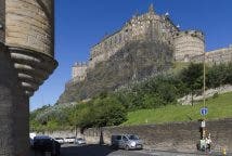 Edimburgo. El castillo desde la Grassmarket Square