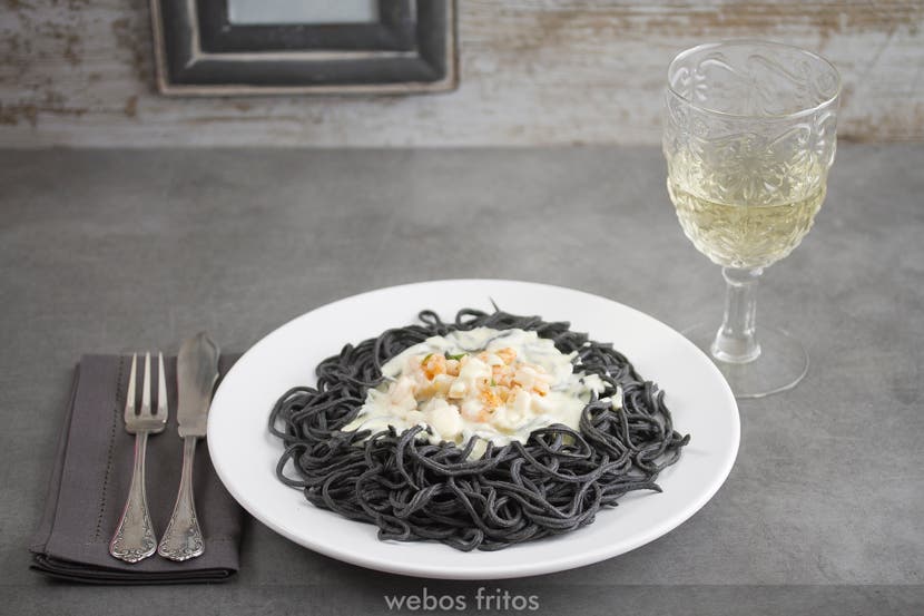 Espaguetis negros con sepia y gambas