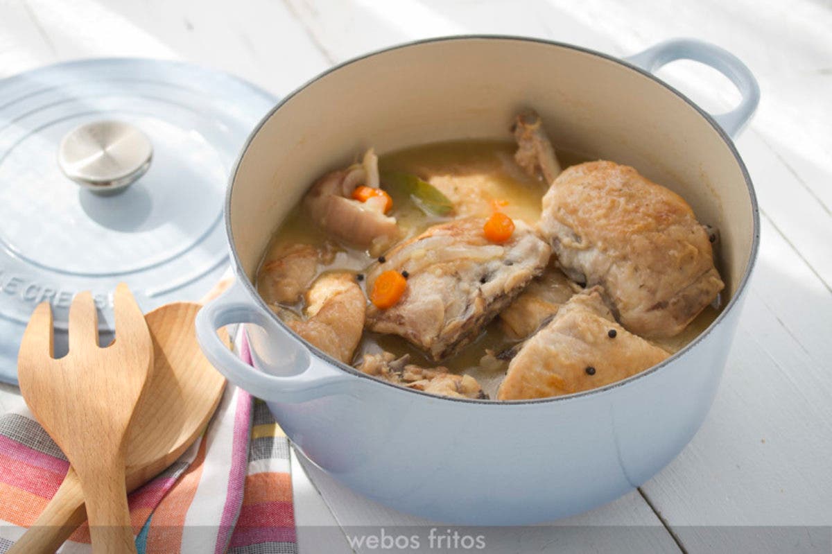 Caldo de pollo en olla rápida - Blog de recetas de María Lunarillos