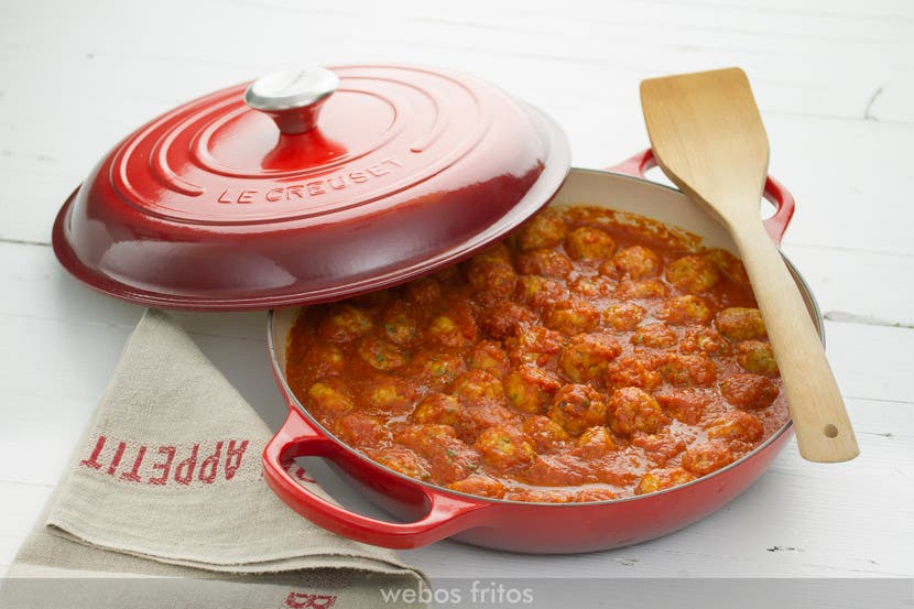 Albóndigas en salsa de tomate y verduras