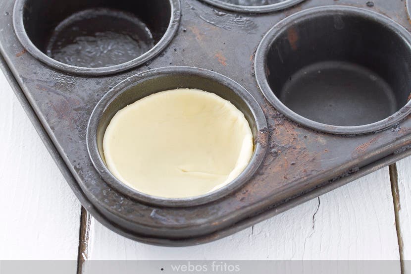 Pasteles de nata - Paso 5 - Engrasa el molde y mete las piezas de hojaldre