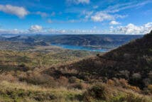 El embalse de Entrepeñas con las Tetas de Viana al fondo