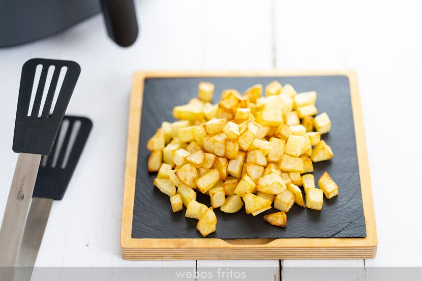 Patatas fritas cortadas en dados